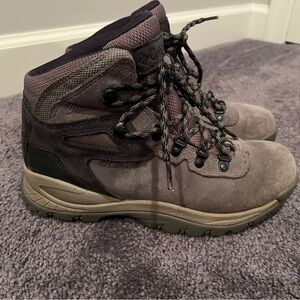 Women’s 8 Columbia Newton Ridge Hiking Boots Taupe/Salmon BL 4552-008